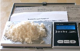 5 Gramm KMP enthalten ca. 1 Gramm Kampfer; Menge entspricht ca. 3 vollen Essl�ffeln